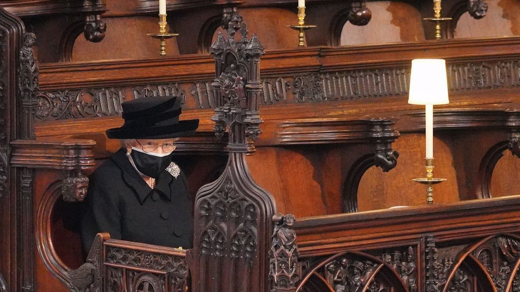 La reina Isabel II se sentó sola en el funeral por el duque de Edimburgo para no desmoronarse