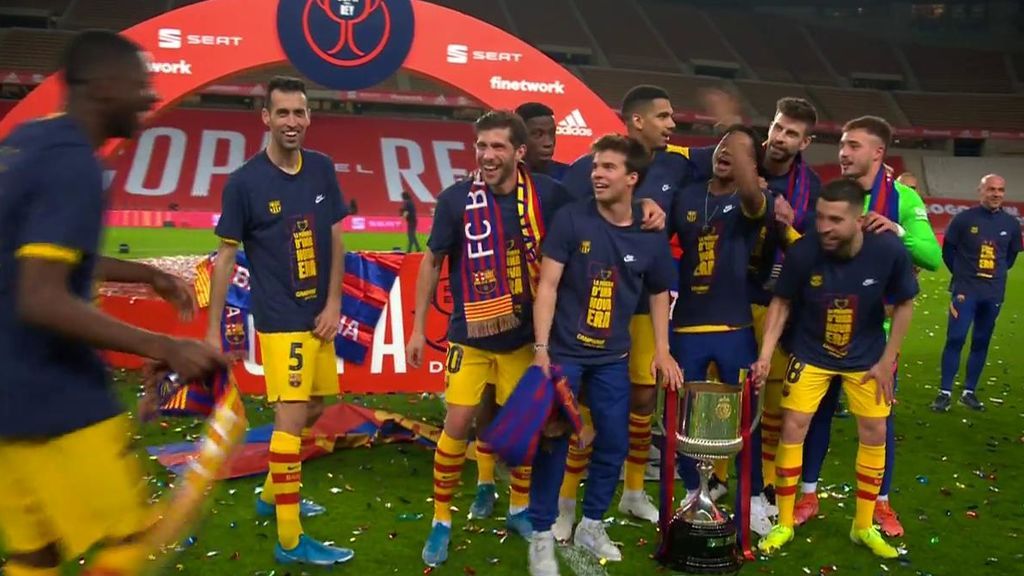 El vacile de Piqué a Dembelé por querer ponerse en la foto de los canteranos: "Tu fuera de aquí, con lo que nos has costado"