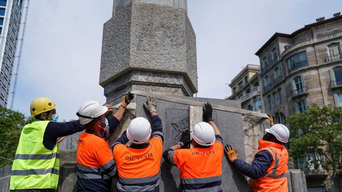 Barcelona retira el escudo de Juan Carlos I del obelisco de la plaza Cinc d'Oros Barcelona retira el escudo de Juan Carlos I del obelisco de la plaza Cinc d'Oros