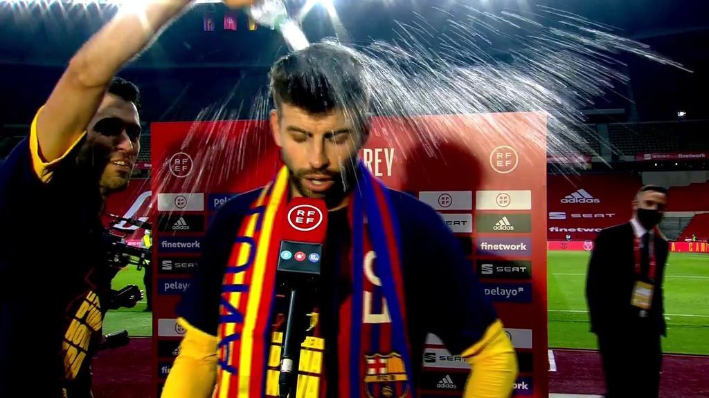 Piqué, empapado en directo por Busquets