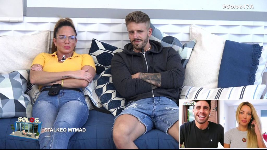 Samira y Óscar ven el vídeo de Noel y Mayka