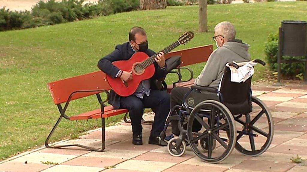 Un expaciente de covid anima con su guitarra a otro convaleciente