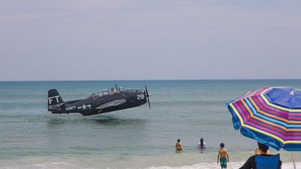 Amerizaje de emergencia de un avión de la Segunda Guerra Mundial en una playa abarrotada