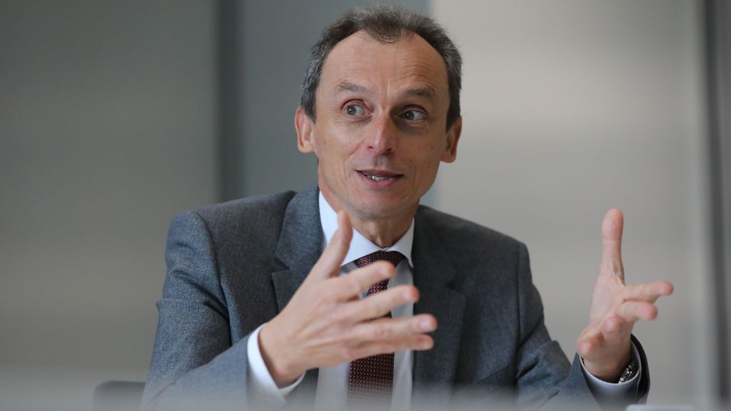 Pedro Duque reconoce que las Reales Academias son machistas: "Es bastante obvio a la vista" Pedro Duque reconoce que las Reales Academias son machistas: "Es bastante obvio a la vista"