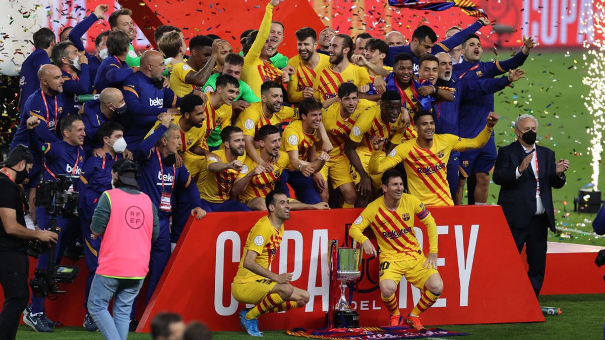 El Barça recupera la sonrisa: del primer título del capitán Messi a la fiesta de Laporta en el vestuario El Barça recupera la sonrisa: del primer título del capitán Messi a la fiesta de Laporta en el vestuario