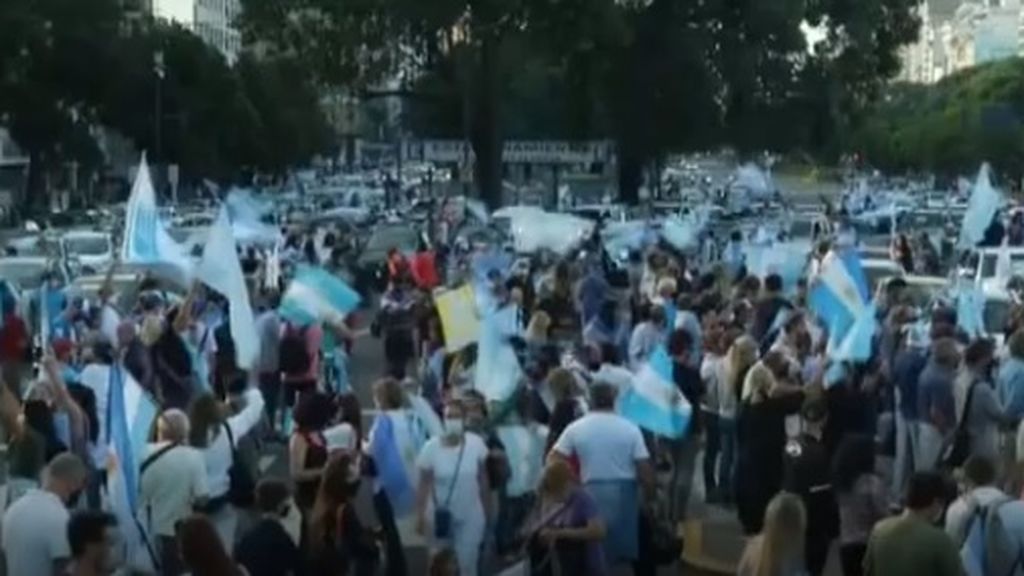 Centenares de argentinos claman contra las nuevas restricciones para frenar los contagios de covid