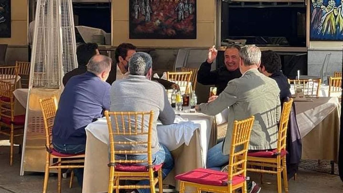 Polémica foto de Garcia Egea y López Miras: en una mesa sin mascarillas y superando el aforo permitido