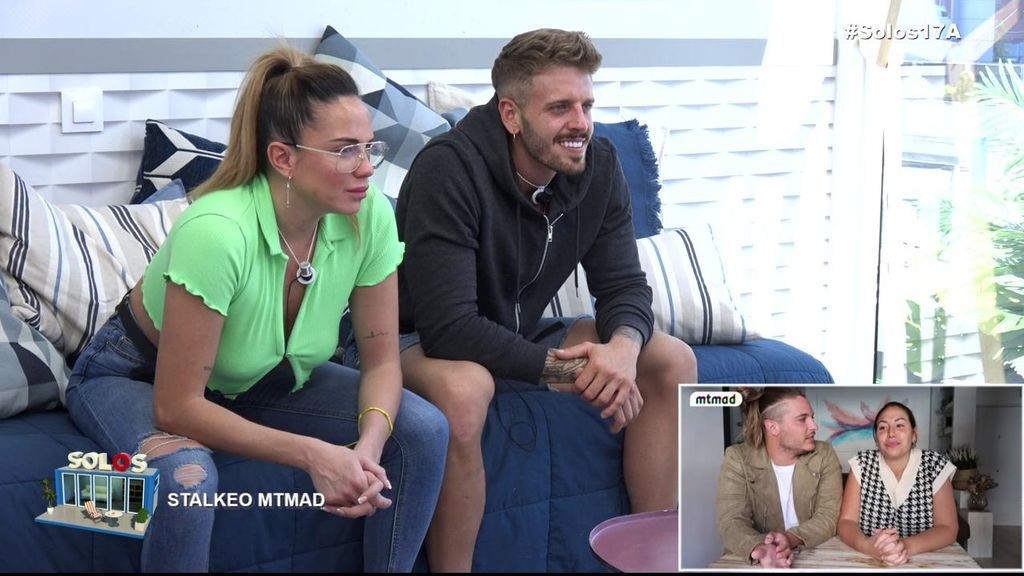 Samira y Óscar ven el vídeo de Steisy