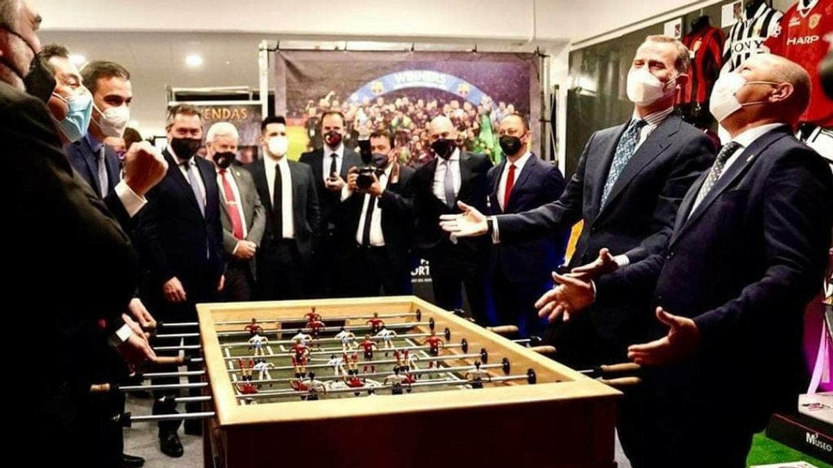 La partida de futbolín del rey Felipe, Pedo Sánchez y Moreno Bonilla antes del final de Copa del Rey en Sevilla La partida de futbolín del rey Felipe, Pedo Sánchez y Moreno Bonilla antes del final de Copa del Rey en Sevilla