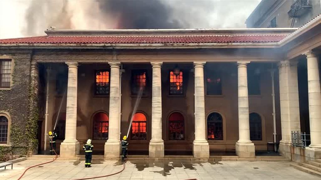 Un incendio forestal calcina la biblioteca de la Universidad de Ciudad del Cabo en Sudáfrica