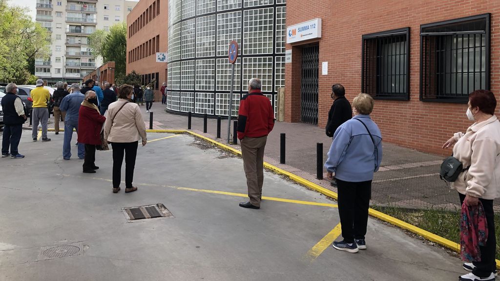 Centros de salud de Madrid adelantan la vacuna menores de 75 años: "He hecho una hora de cola y ya tengo cita"