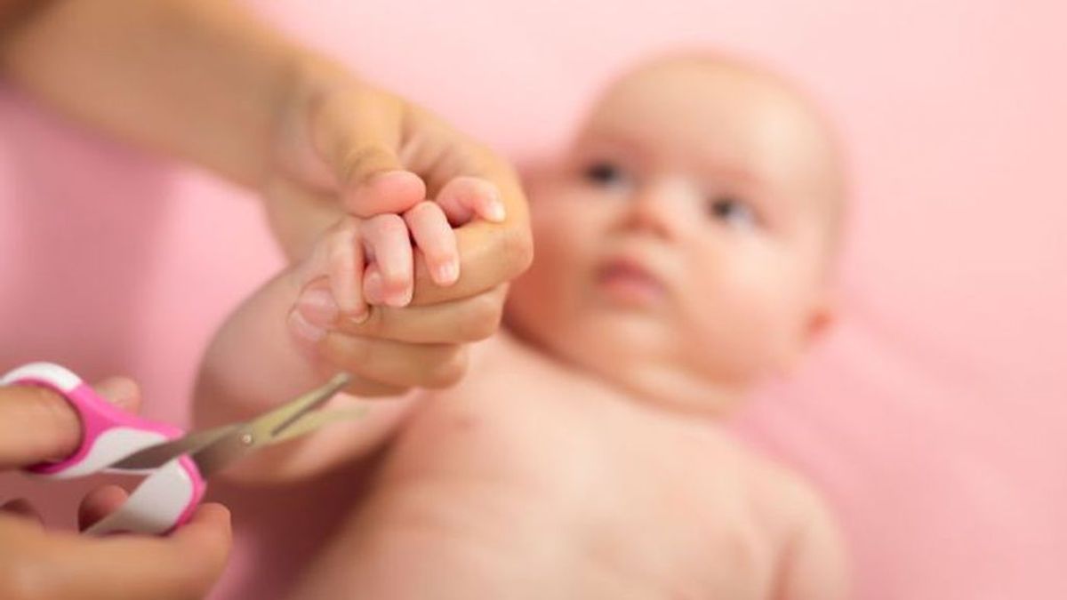 Cortar las uñas al bebé, una tarea complicada pero necesaria: cuándo y cómo deberás hacerlo.