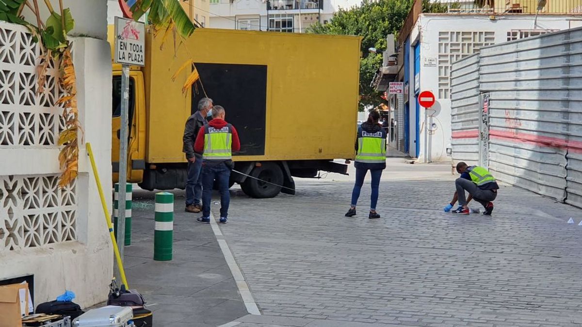 Hallan el cadáver de un hombre con un tiro dentro de un camión en Torremolinos Hallan el cadáver de un hombre con un tiro dentro de un camión en Torremolinos