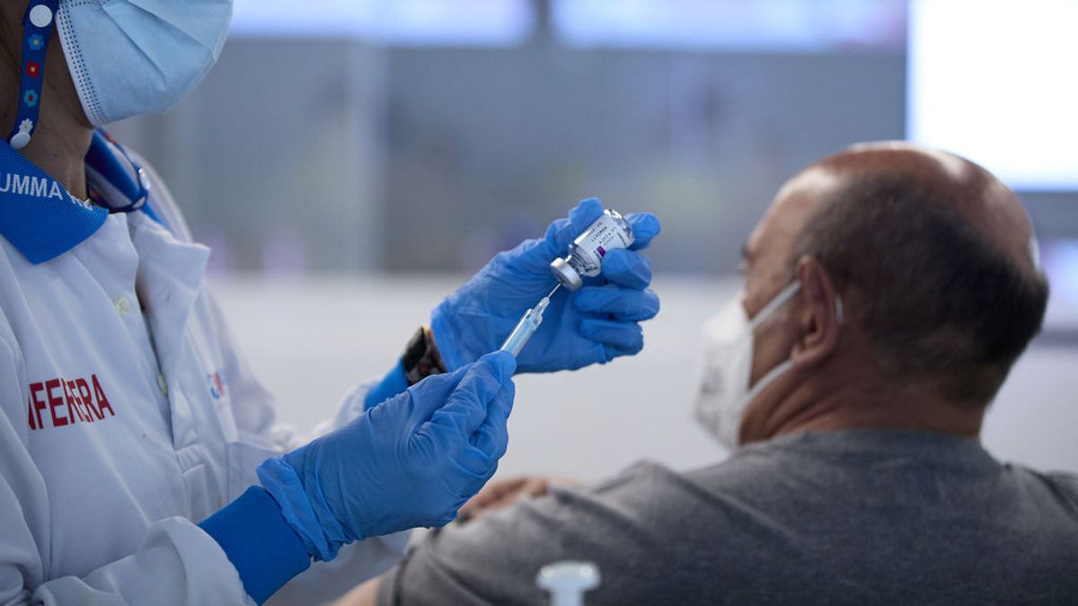 Sanidad analizará en un estudio poner Pfizer a personas que han recibido una sola dosis de AstraZeneca Sanidad analizará en un estudio poner Pfizer a personas que han recibido una sola dosis de AstraZeneca