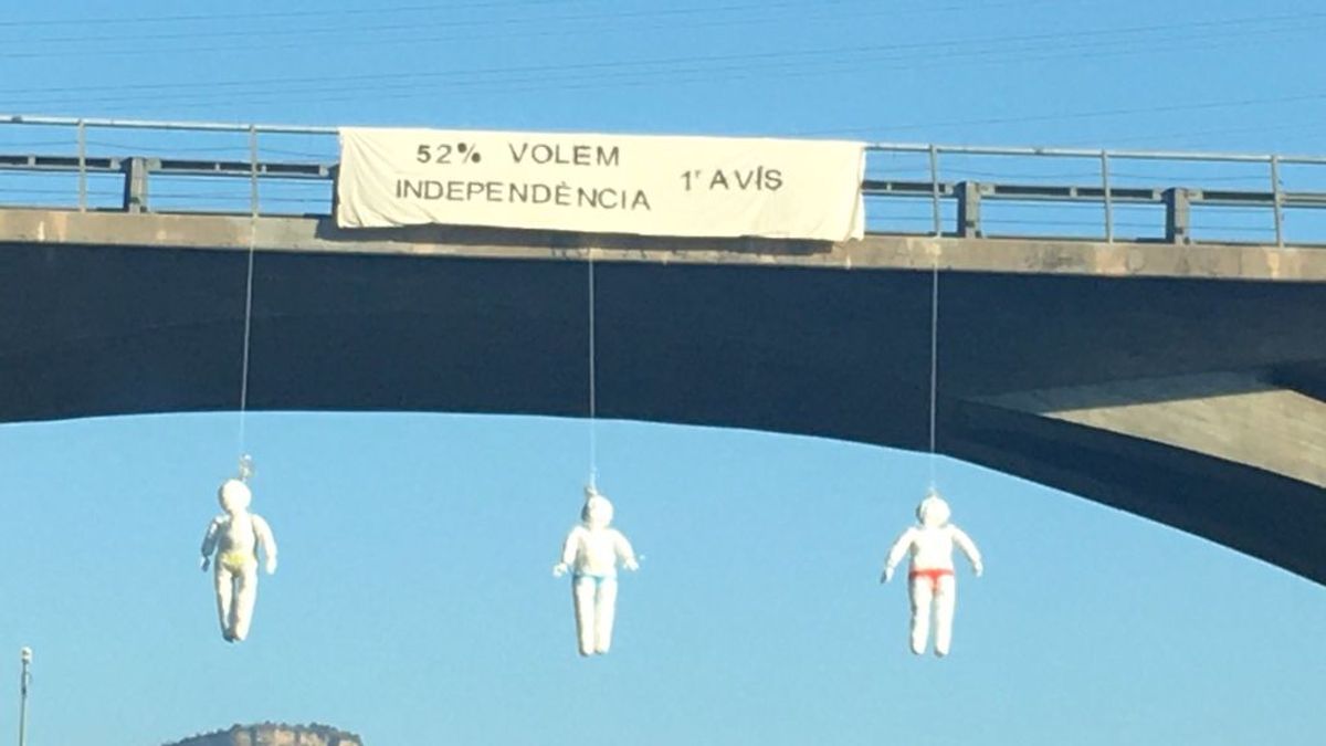 Muñecos con logos de los partidos independentistas aparecen colgados en varios puentes de Cataluña Muñecos con logos de los partidos independentistas aparecen colgados en varios puentes de Cataluña