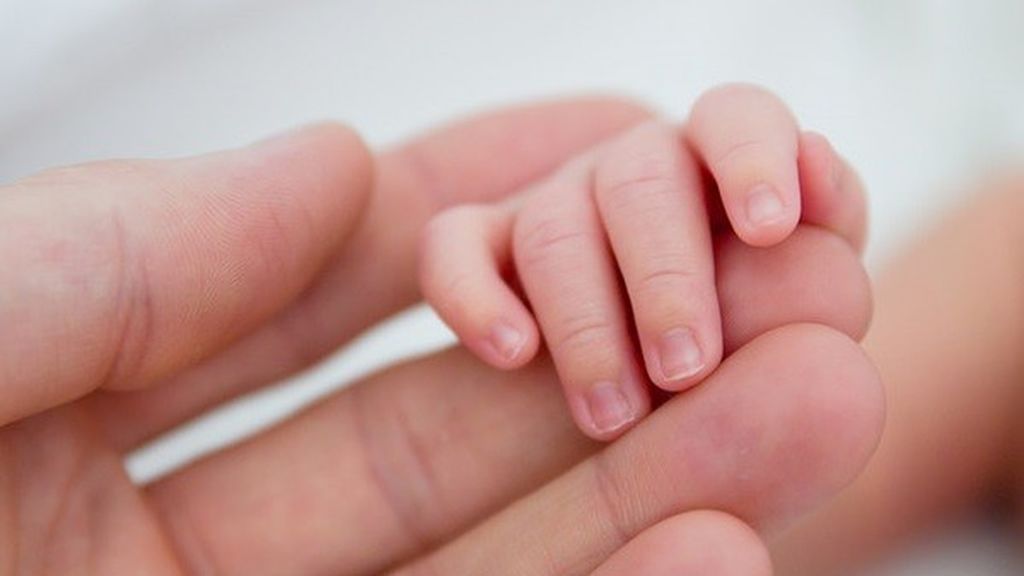 Para cortarle las uñas al bebé habrá que esperar a que estas estén duras.