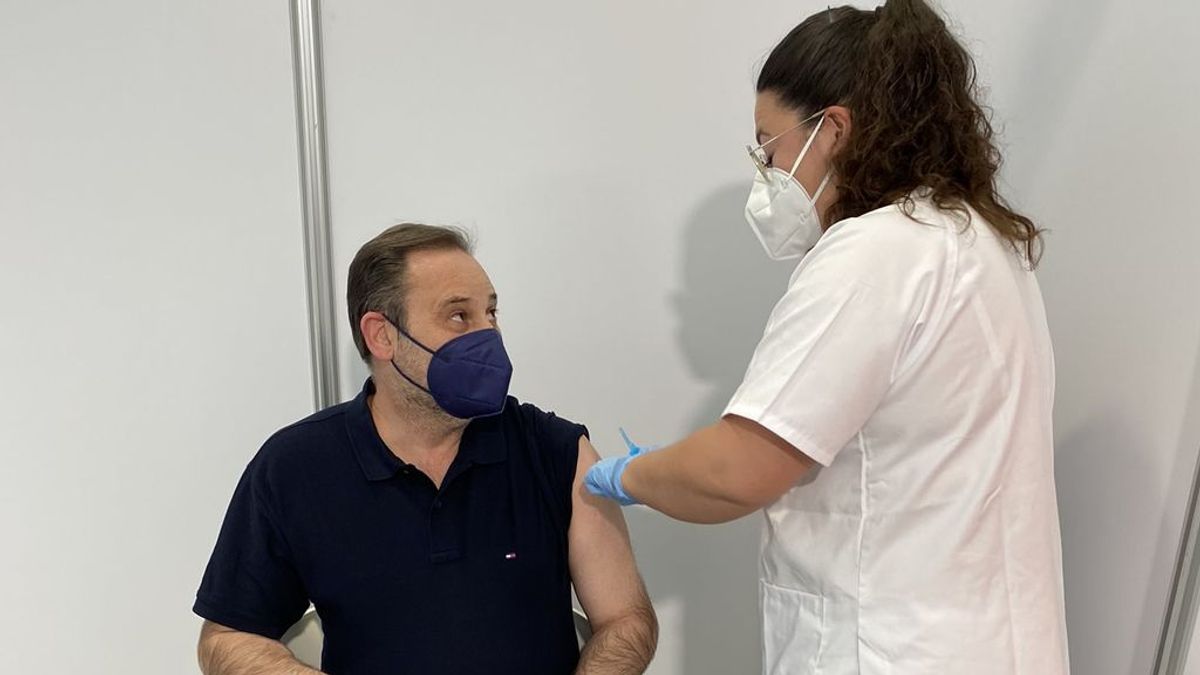 El ministro de Fomento, José Luis Ábalos recibe en Valencia la primera dosis de AstraZeneca El ministro de Fomento, José Luis Ábalos recibe en Valencia la primera dosis de AstraZeneca