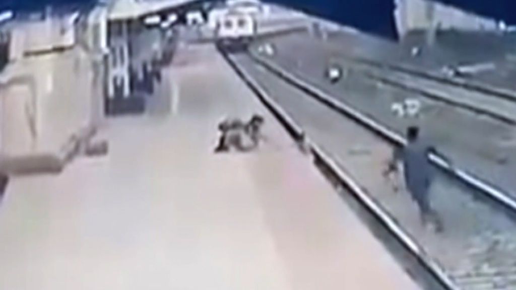 Se juega la vida para salvar a un niño que cayó a las vías del tren cuando iba de la mano con su madre ciega