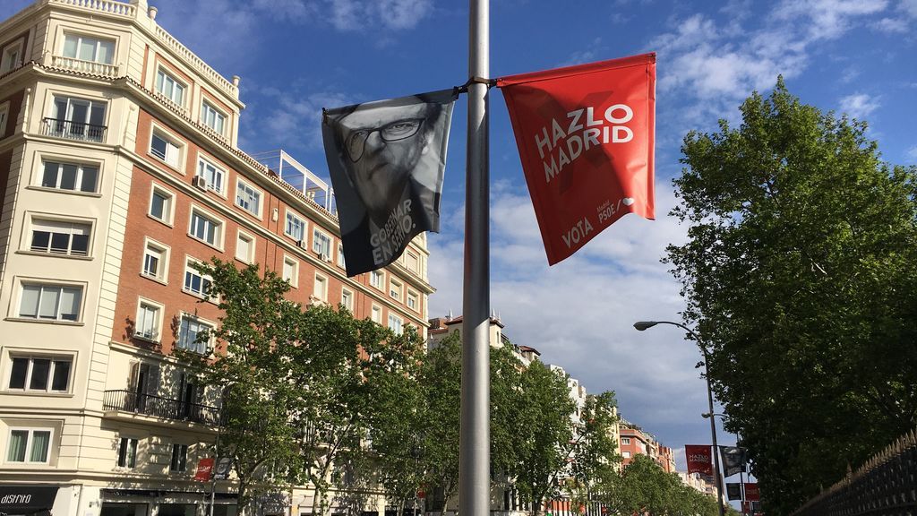 Carteles del PSOE en la calle Menéndez Pelayo