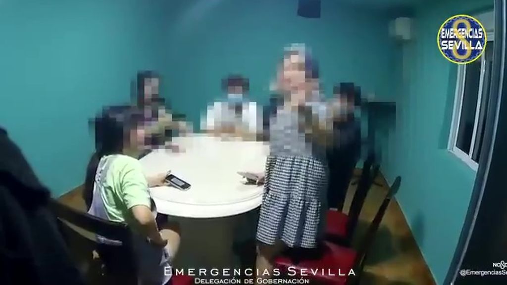 Precintado en Sevilla un karaoke con 81 personas en su interior - Telecinco