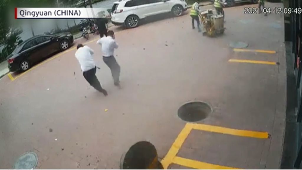 Susto en China: tres alcantarillas saltan por los aires cuando unos trabajadores pintan el asfalto