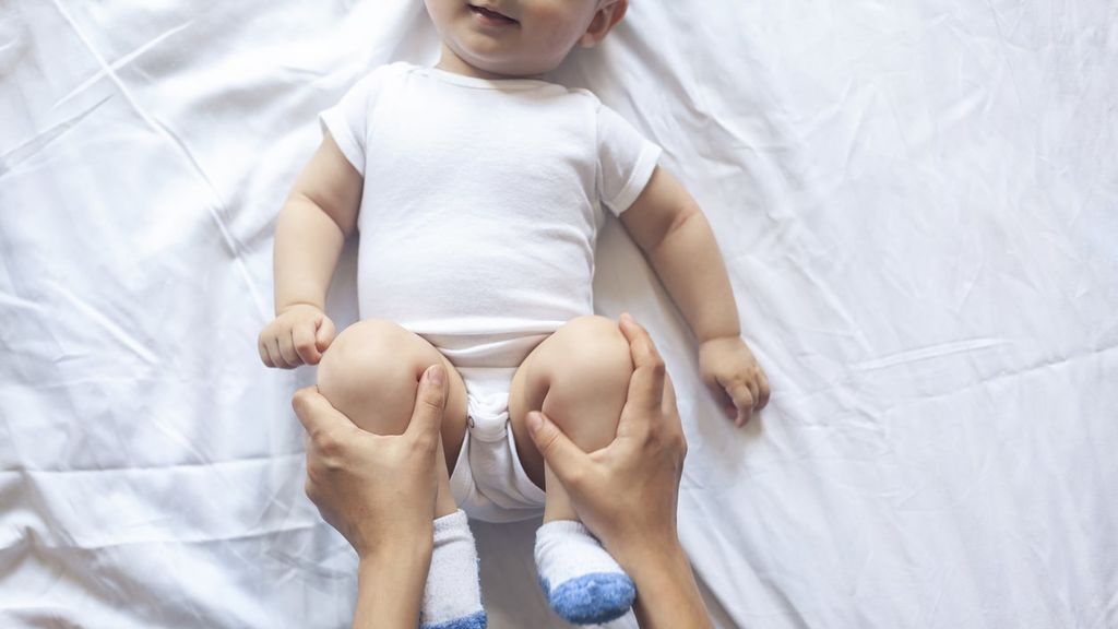 El estreñimiento en bebés, un problema real en sus primeros meses de vida: cómo tratarlo también en niños.