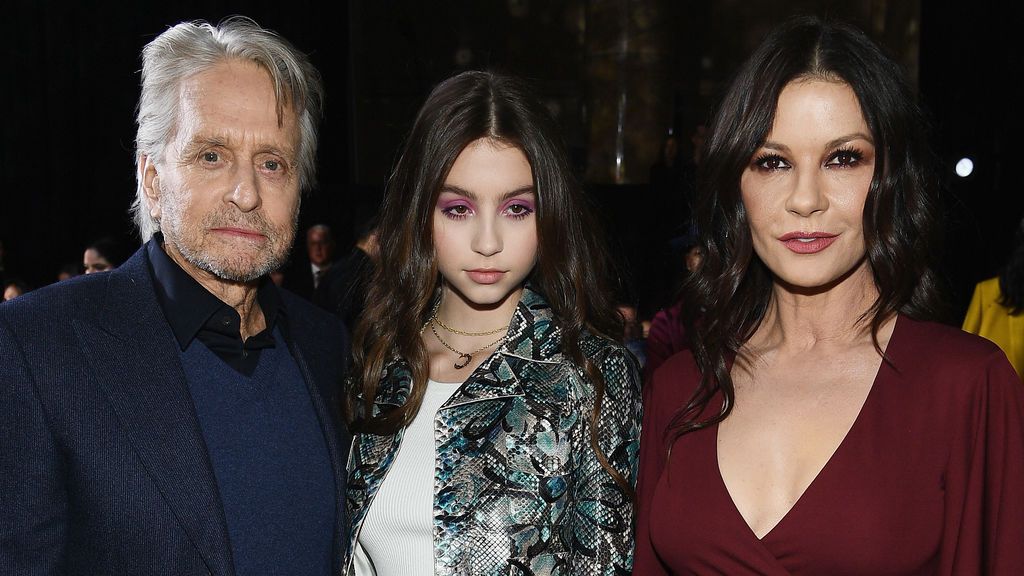 Carys Douglas con sus padres, Michael Douglas y Catherine Zeta Jones (2019)