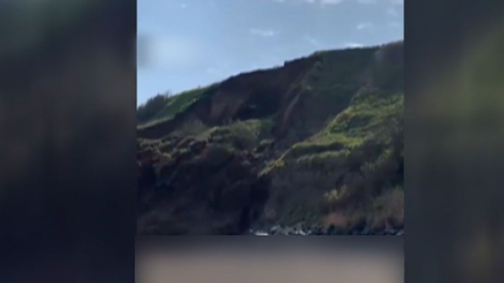 Varios vecinos evacuados tras un sobrecogedor desprendimiento de tierra en un acantilado en Gales