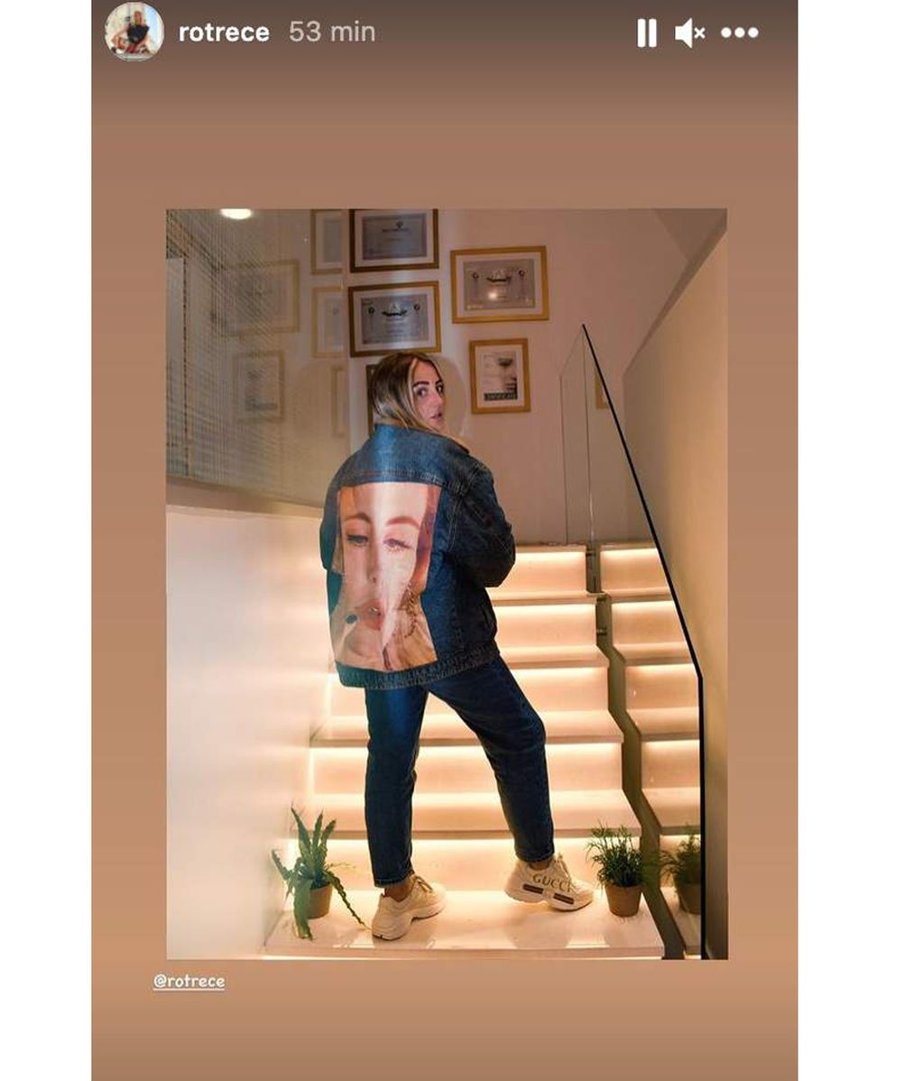 Rocío Flores luciendo nuevo look vaquero con sus deportivas Gucci