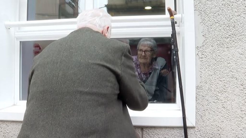 Xavi, un anciano de 90 años que visita cada mañana a su mujer ingresada en una residencia con Alzheimer