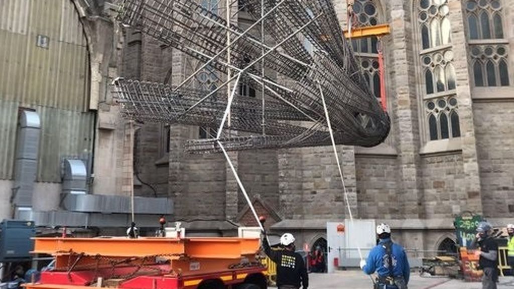 La Sagrada Familia crece 11 metros con una pieza para la torre de la Virgen María La Sagrada Familia crece 11 metros con una pieza para la torre de la Virgen María
