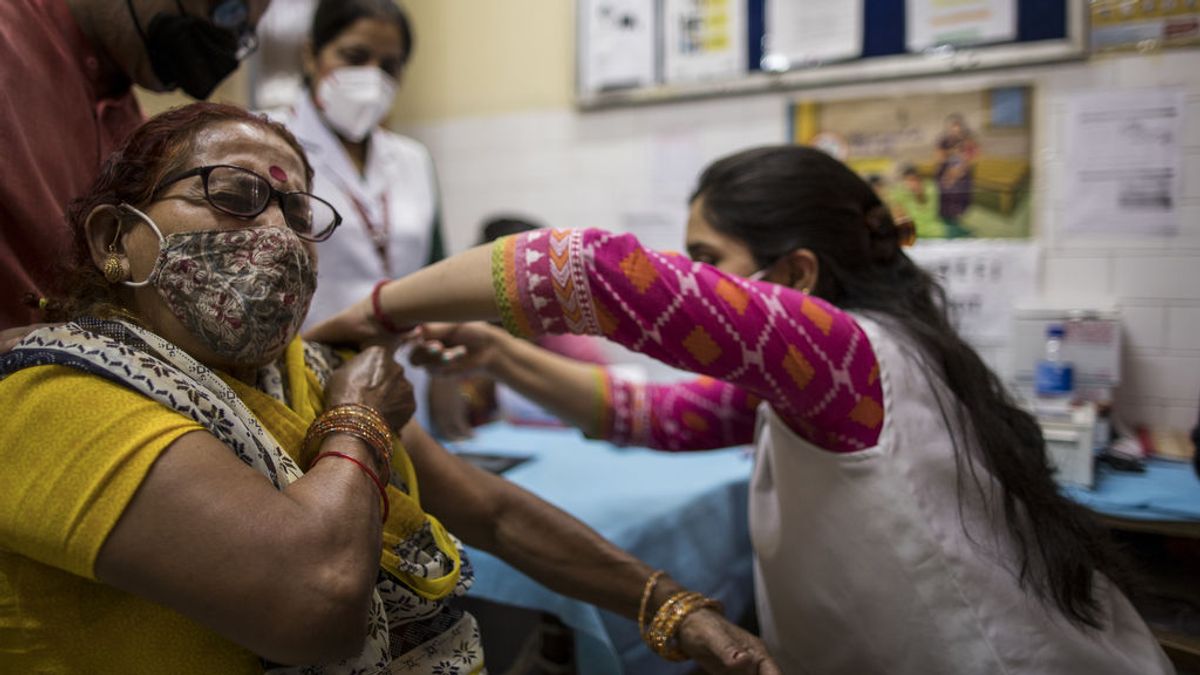 India comenzará a vacunar a mayores de 18 años contra el coronavirus en pleno repunte de contagios India comenzará a vacunar a mayores de 18 años contra el coronavirus en pleno repunte de contagios