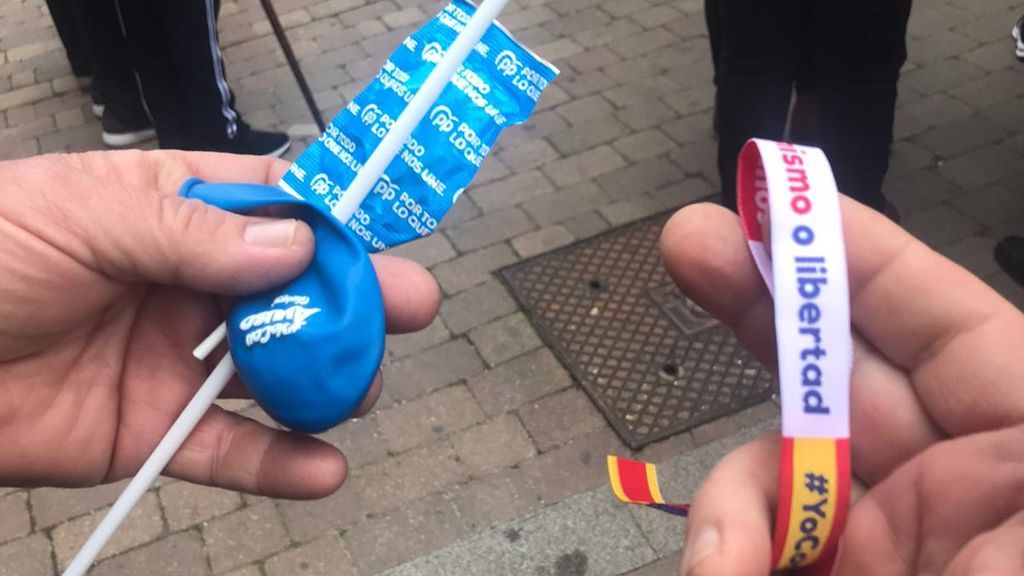 El kit de propaganda de Ayuso: una pulsera, un globo y una piruleta