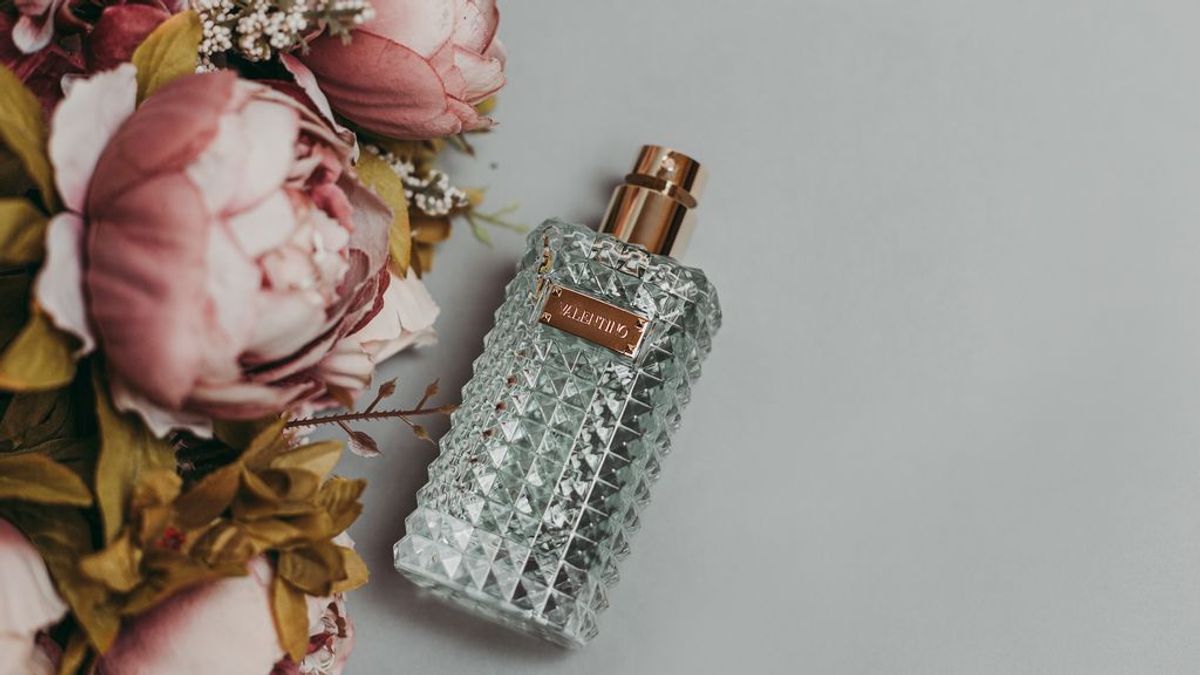 Aromas eternos que te harán sentir única: ocho perfumes de mujer clásicos con los que nunca pasarás de moda