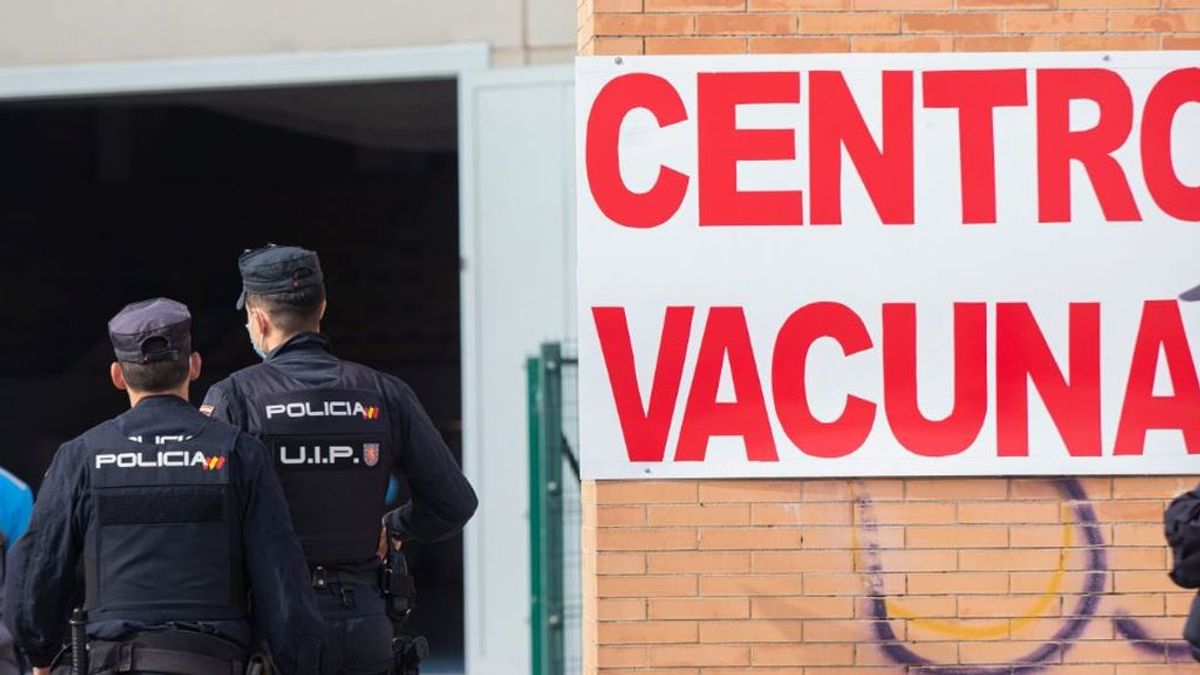 El Gobierno asumirá la vacunación de policías y guardias civiles en Cataluña El Gobierno asumirá la vacunación de policías y guardias civiles en Cataluña
