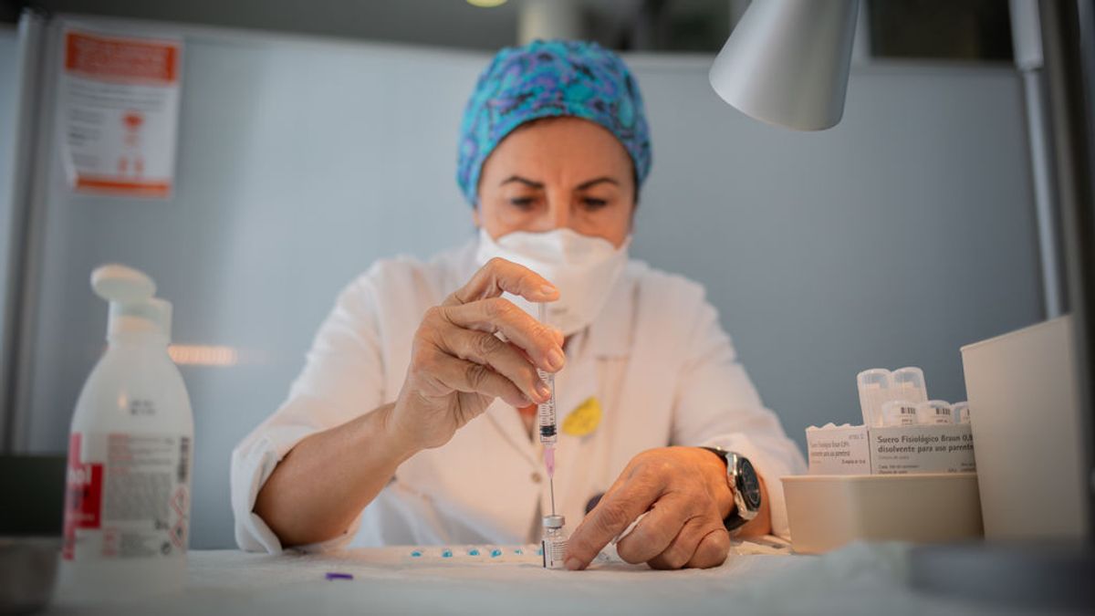 Polémica entre Cataluña y Sanidad por el aplazamiento de la segunda dosis de Pfizer y Moderna Polémica entre Cataluña y Sanidad por el aplazamiento de la segunda dosis de Pfizer y Moderna