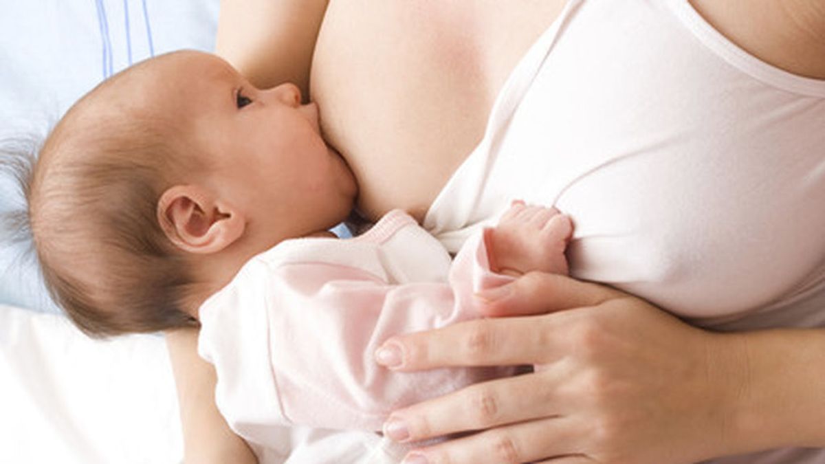 Dar el pecho al bebé no será un camino fácil: ¿Cómo solucionar los problemas más comunes los primeros días de lactancia?