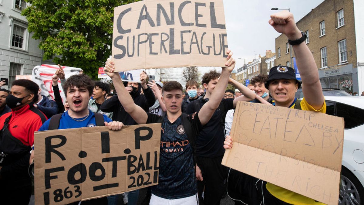 Aficionados ingleses manifestándose contra la Superliga