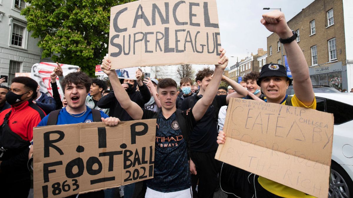Aficionados ingleses manifestándose contra la Superliga Aficionados ingleses manifestándose contra la Superliga