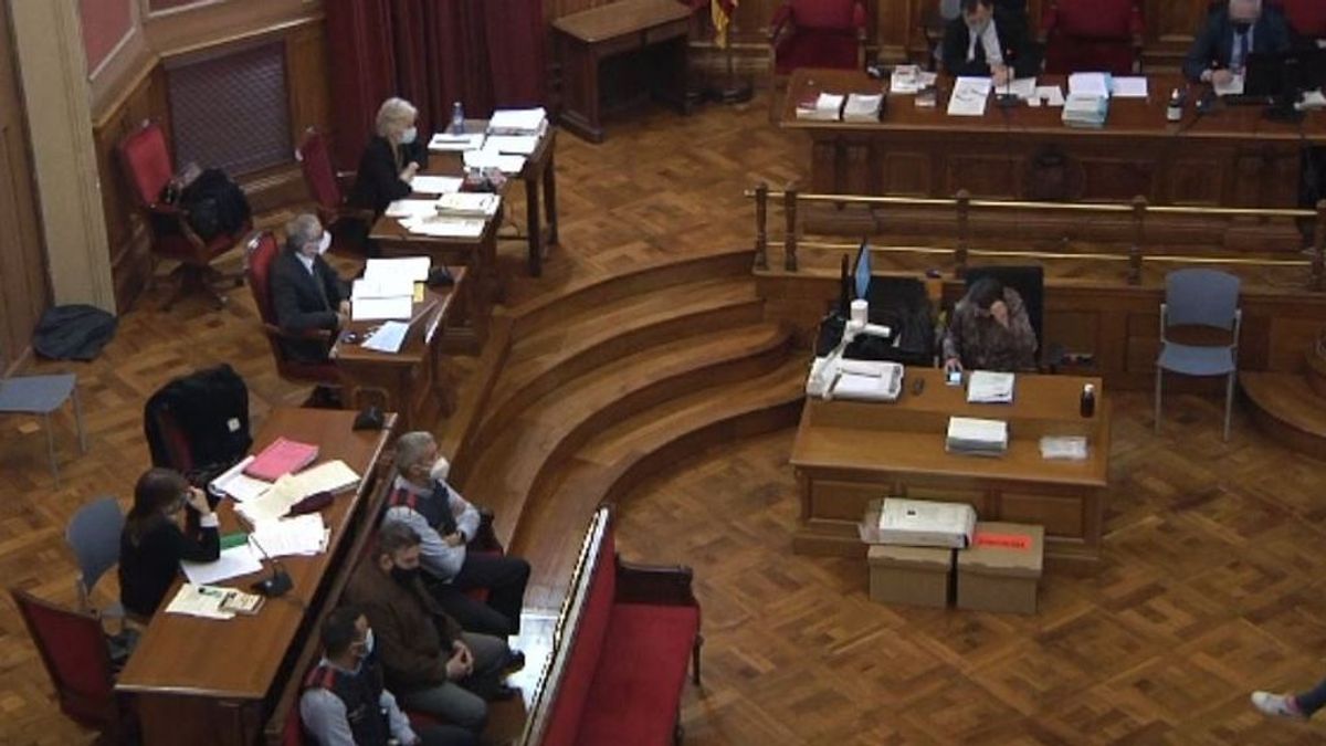 La familia de Laia abandona la sala del juicio durante la intervención de la defensa: "Para escuchar ciertas cosas no vale la pena" La familia de Laia abandona la sala del juicio durante la intervención de la defensa: "Para escuchar ciertas cosas no vale la pena"