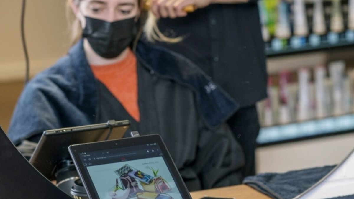 Amazon abre en Londres 'Amazon Salon', una peluquería con realidad aumentada para probar tintes de pelo Amazon abre en Londres 'Amazon Salon', una peluquería con realidad aumentada para probar tintes de pelo