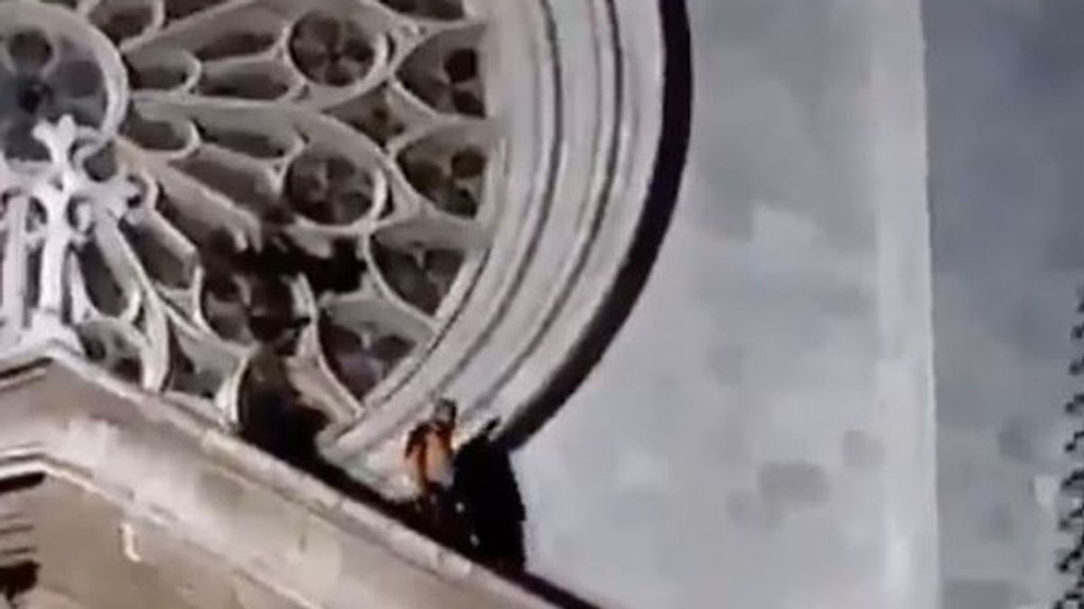 Los Mossos investigan un vídeo de dos jóvenes caminando sobre la catedral de Tarragona Los Mossos investigan un vídeo de dos jóvenes caminando sobre la catedral de Tarragona