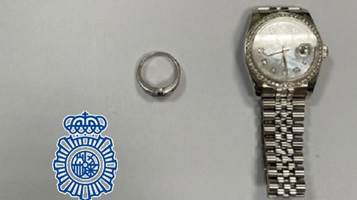Detenida una turista por simular el robo de sus joyas en un piso de Fuengirola para cobrar tres seguros de viaje Detenida una turista por simular el robo de sus joyas en un piso de Fuengirola para cobrar tres seguros de viaje