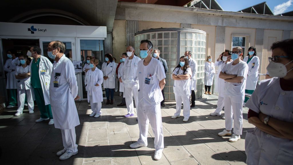 Un tercio de los médicos españoles se ha planteado dejar la profesión y la mitad asegura sentirse "sobrepasado" Un tercio de los médicos españoles se ha planteado dejar la profesión y la mitad asegura sentirse "sobrepasado"