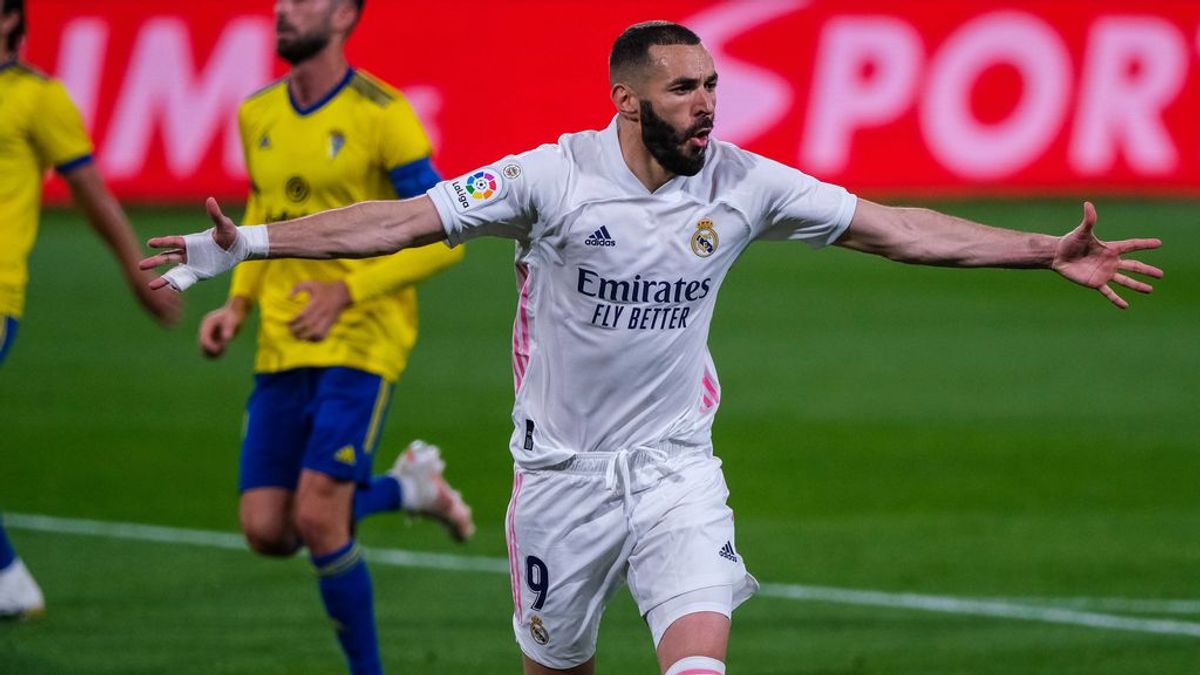 Benzema, parte y reparte: el francés se echa el equipo a la espalda y lidera en la victoria Benzema, parte y reparte: el francés se echa el equipo a la espalda y lidera en la victoria