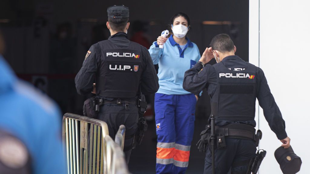 El Govern justica no haber vacunado a la Guardia Civil y a la Policía Nacional al no recibir el censo de los agentes El Govern justica no haber vacunado a la Guardia Civil y a la Policía Nacional al no recibir el censo de los agentes