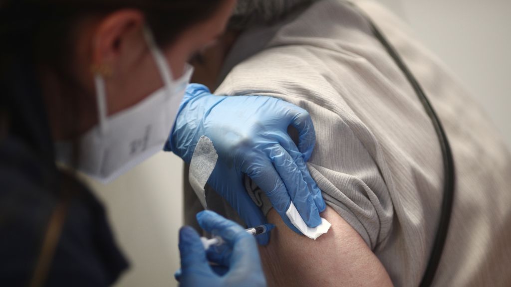 EuropaPress_3634249_sanitaria_inyecta_primera_dosis_vacuna_pfizer_contra_coronavirus_anciana