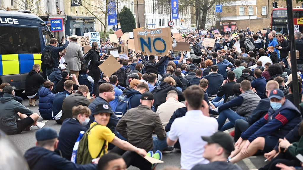 Los aficionados del Chelsea protestan contra la Superliga. Los aficionados del Chelsea protestan contra la Superliga.