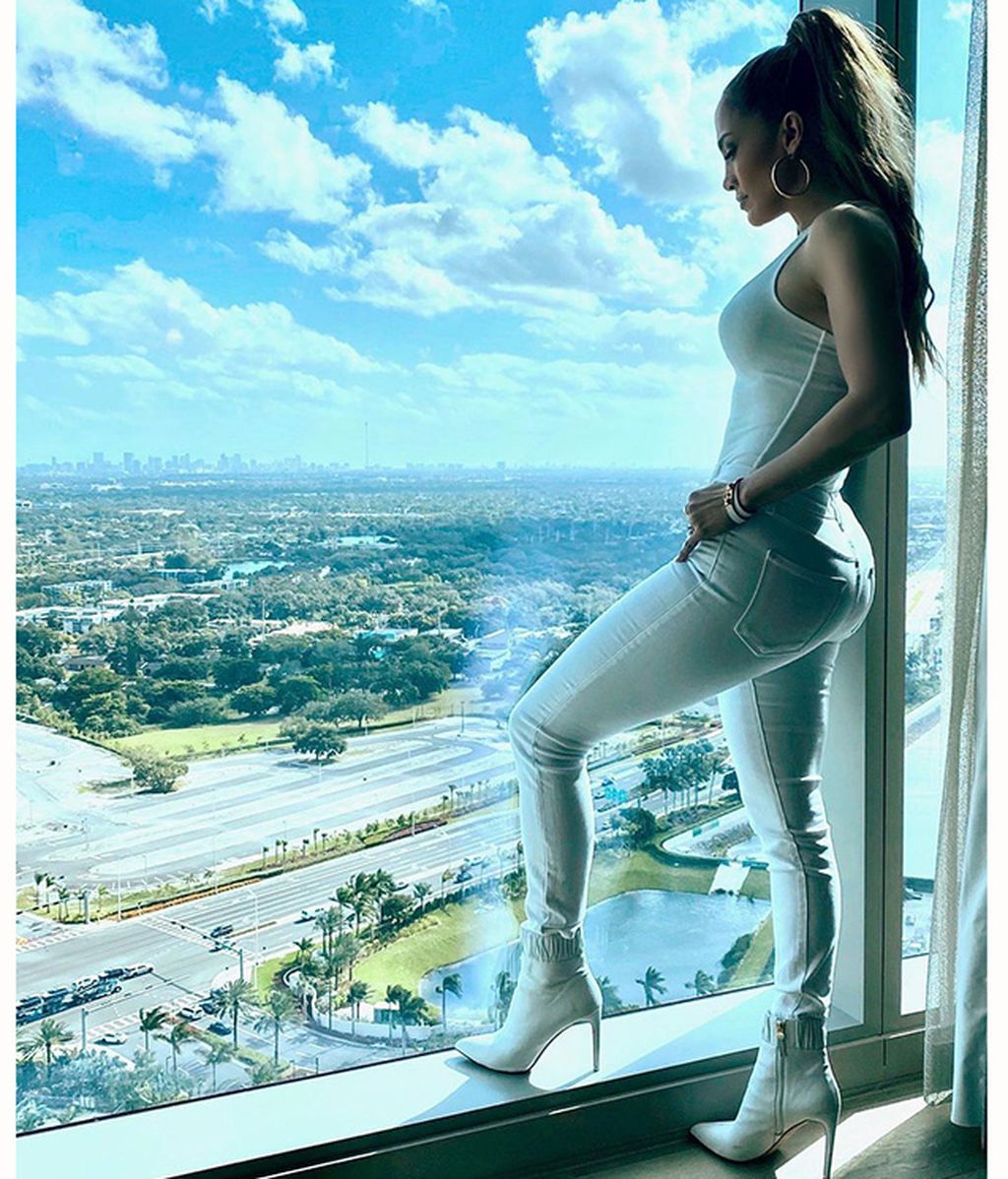 Jennifer Lopez con un pantalón pitillo blanco