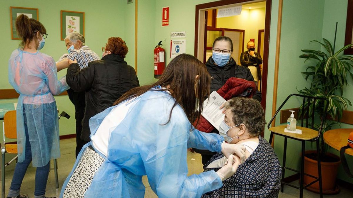 La vacunación ha reducido hasta un 80% el riesgo de infección en las residencias, incluso entre los no vacunados La vacunación ha reducido hasta un 80% el riesgo de infección en las residencias, incluso entre los no vacunados